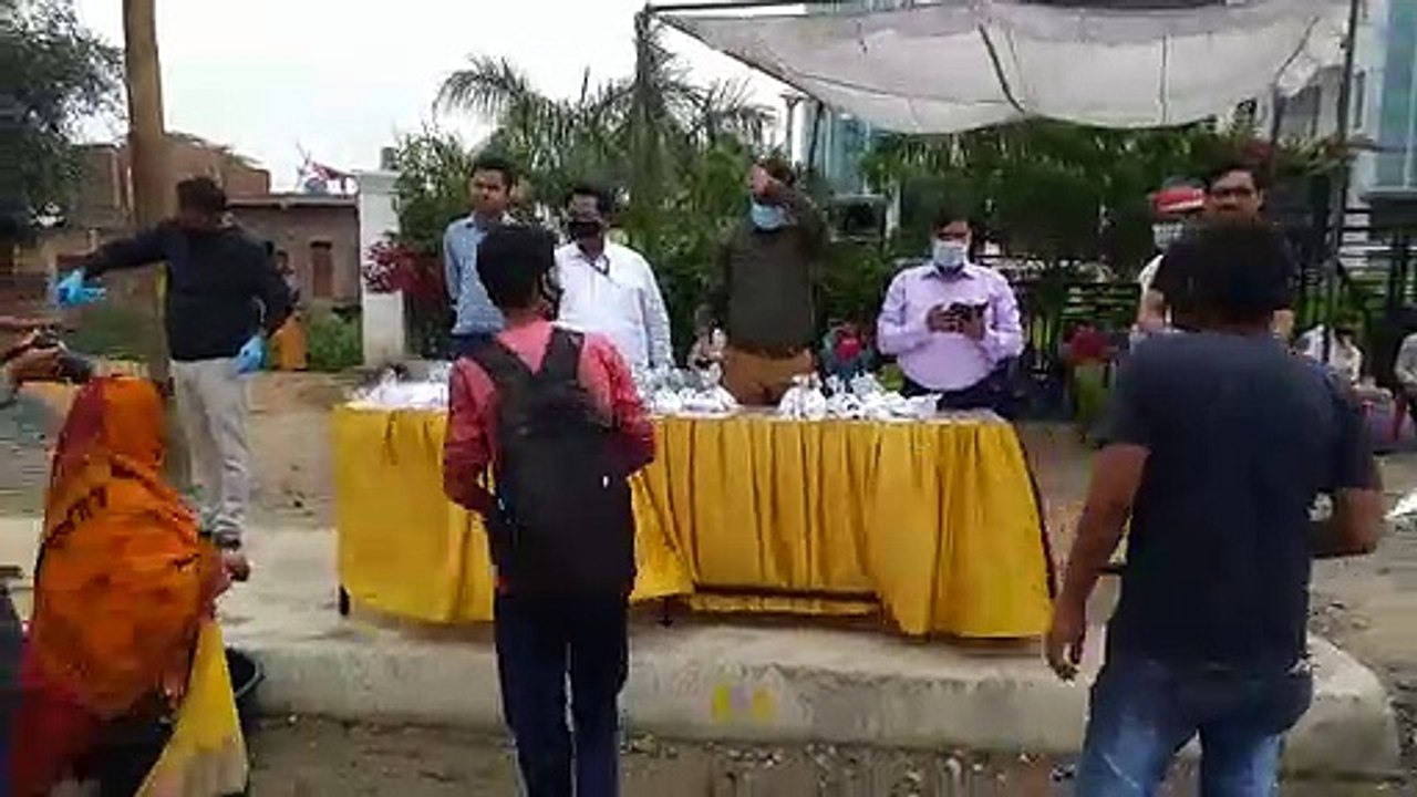 इटावा: राह चलते मजदूरों को प्रशासन ने खिलाया खाना