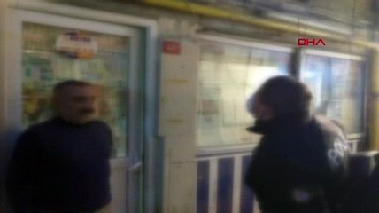 Camları gazete kağıdıyla kapatılan kıraathanede oyun oynarken yakalandılar