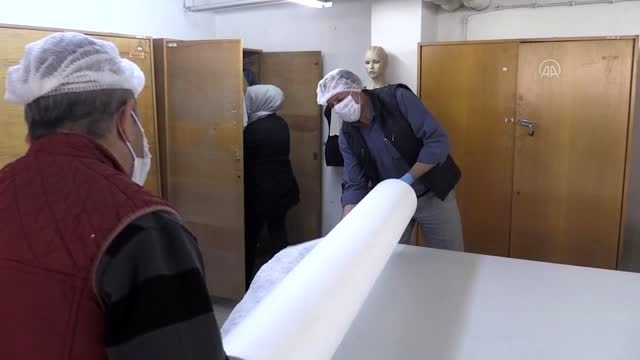 Lise öğrencileri ve öğretmenler, sağlıkçılar için maske üretiyor