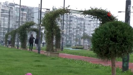İzmir'de sahil ve pazar yerleri boş kaldı