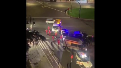 Sanitarios aplauden a la Policía en la Jefatura de València