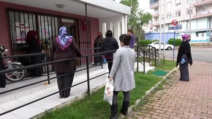 Muhtarın portakallı, tül perdeli, kolonyalı, maskeli 'korona' önlemi
