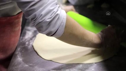 Koronavirüse karşı fedakarca çalışan sağlık personeline moral için pizza ikramı