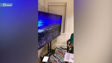 مذيعة في فوكس نيوز الأمريكية تقدم  الأخبار من غرفة النوم