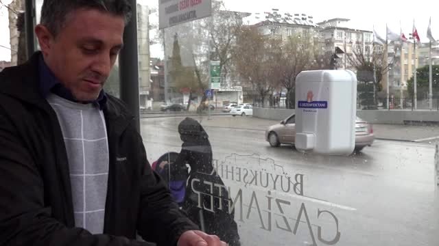 Koronavirüs tedbirleri - Otobüs ve tramvay hatlarında koltukların yarısı şeritle kapatıldı