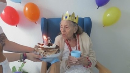 Encarnación cumple 105 años en una residencia de ancianos de Madrid, 'un canto a la vida y a la espe