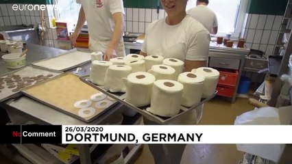 شاهد: من وحي كورونا.. خباز ألماني يعد كعكا على شكل ورق المراحيض النادر في الأسواق