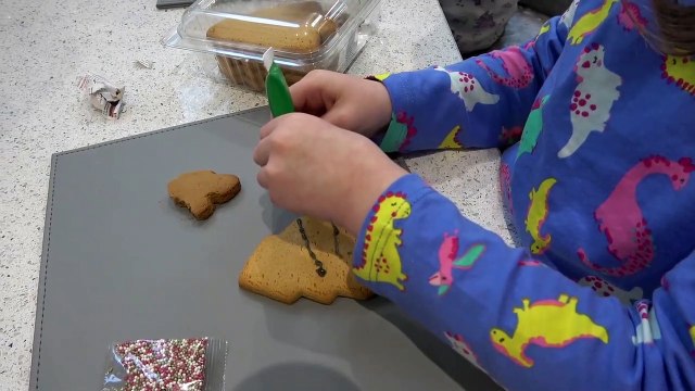 Sophia, Isabella e Alice Comendo Doces Natalinos e Brincando com a Barbie e Lol Surpresa