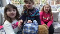 Sophia, Isabella e Alice  Lendo Cartas do Natal e Brincando com Brinquedo da Barbie e do Natal