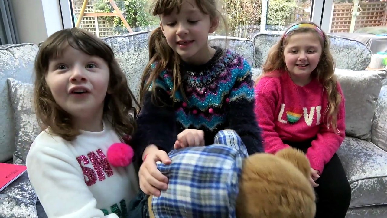 Sophia, Isabella e Alice  Lendo Cartas do Natal e Brincando com Brinquedo da Barbie e do Natal