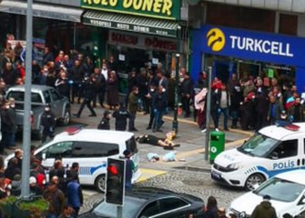 Şehir meydanında herkesin gözü önünde kadını başından vurdu