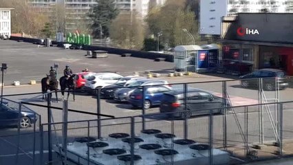 - Belçika'da atlı polislerden "korona" denetimi- Sosyal mesafe kuralını atlı polisler denetliyor