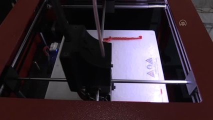 3D yazıcıyla sağlık çalışanları için siper maske üretiliyor