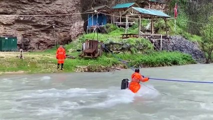Derede mahsur kalan köpeği itfaiye kurtardı - MERSİN