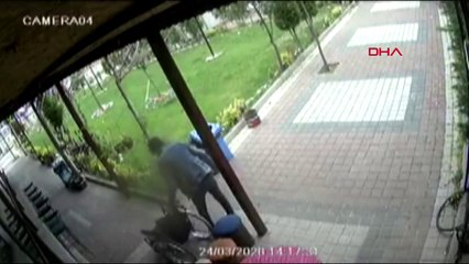 Tekerlekli sandalyenin çalınma anı kamerada !