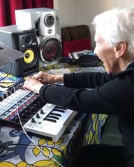 Quand mamie fait la DJ et compose des sons !
