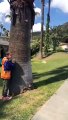 Les pompiers chantent bon anniversaire à cet enfant devant chez lui !