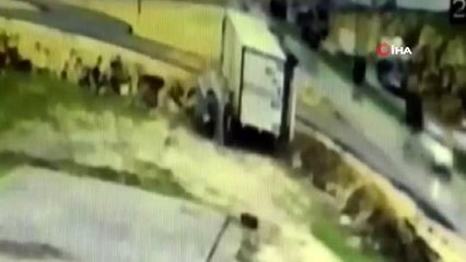 Minibüs, yoldan çıkan tırın altında kalmaktan son anda kurtuldu