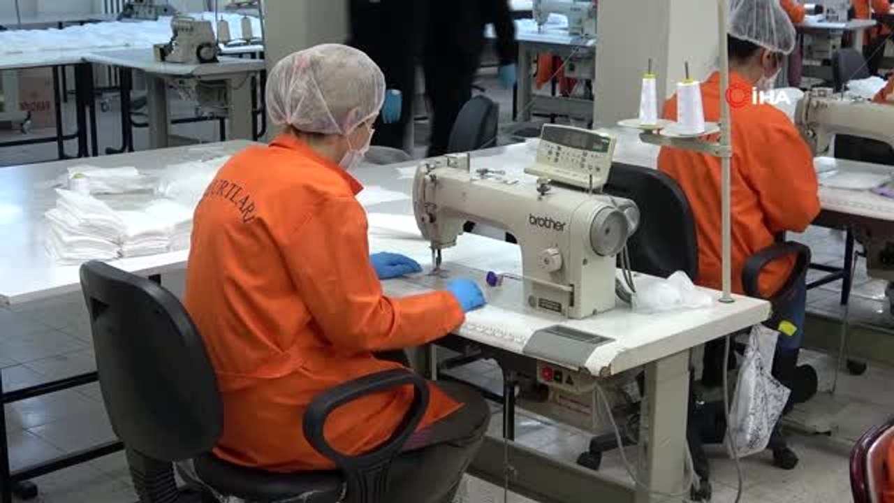 Kadın hükümlüler günde 12 bin maske üretiyor