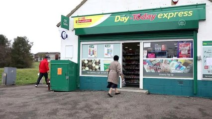 İskoç çiftten yaşlılara ücretsiz maske ve dezenfektan dağıtımı