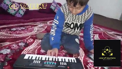 Small kid play piano