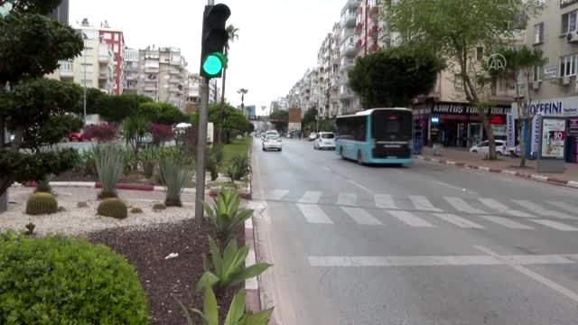 Trafik ışıklarıyla koronavirüse karşı Evde kal çağrısı