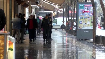 Diyarbakırlılar yağmura ve 'evde kal' çağrılarına rağmen sokaklara çıktı