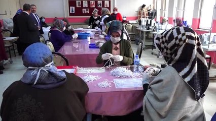 Kadınlar, sağlık çalışanları için maske üretiyor