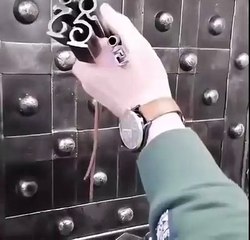 Un coffre-fort antique très difficile à ouvrir