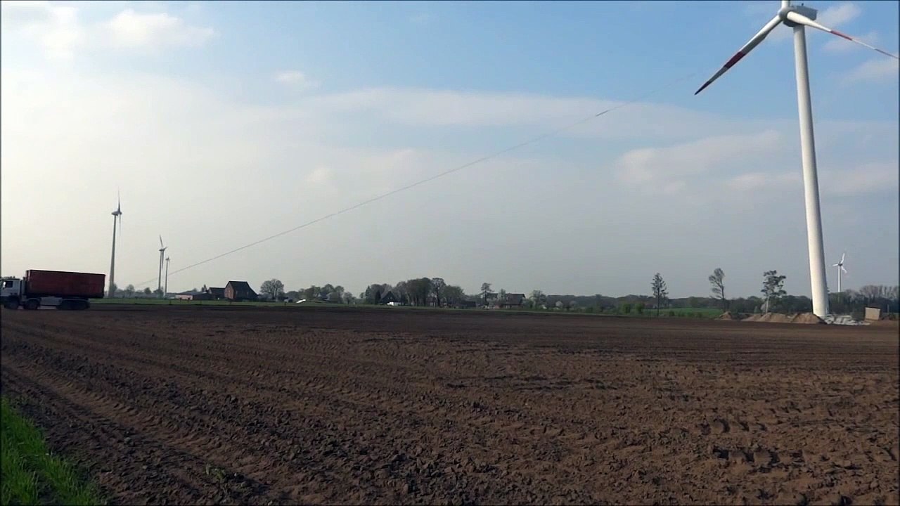 Démolition impressionnante d'une éolienne en Allemagne