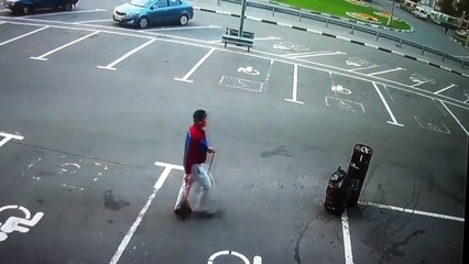 Il veut aider les éboueurs à aller plus vite... Lancer de poubelle raté