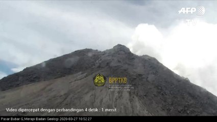 بركان ميرابي الإندونيسي يثور ويطلق سحابة كثيفة من الرماد