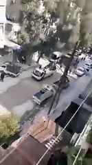 Zulüm devam ediyor! Halk ekmek arabalarının peşinden koştu