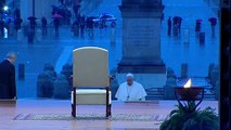 البابا فرنسيس يواجه 