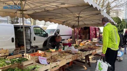 Annecy organise un mini-marché dans la cour d'une école pour aider ses producteurs locaux