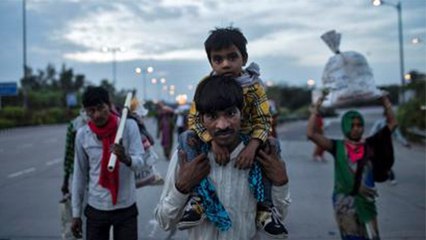 Lock Down में बेरोजगार हुए मजदूर घर के लिए पैदल निकले | Lock Down Migrants Emotional Video | Boldsky