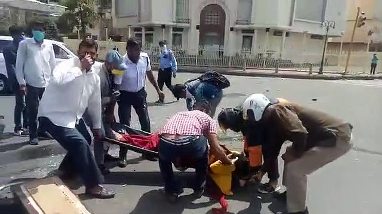 जयपुर रामबाग सर्किल पर हुआ एक दर्दनाक  हादसा , शुक्रवार को रामबाग सर्किल पर एंबुलेंस और होंडा सिटी गाड़ी में हुई भीषण भिड़ंत