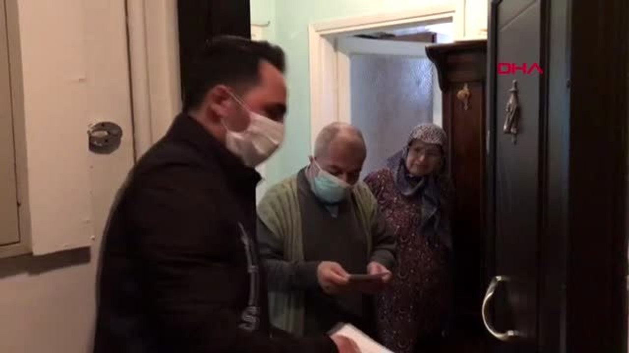 ÜSKÜDAR'DA 65 YAŞ ÜSTÜ EMEKLİLERİN MAAŞLARINI POLİS EVLERİNE GETİRDİ