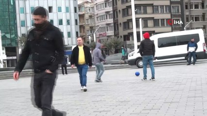 Taksim'de sosyal mesafe uyarısını umursamayan gençler top oynadı