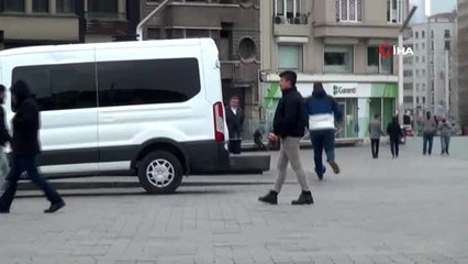 Taksim'de sosyal mesafe uyarısını umursamayan gençler top oynadı