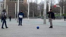Taksim'de sosyal mesafe uyarısını umursamayan gençler top oynadı