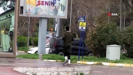 Vatandaşlar yasağa rağmen Avcılar Sahili'nde yürüyüş yaptı
