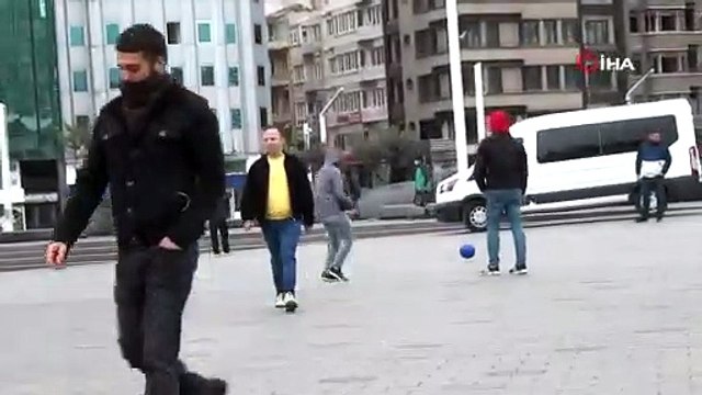 Uyarılar işe yaramıyor: Taksim meydanında top oynadılar