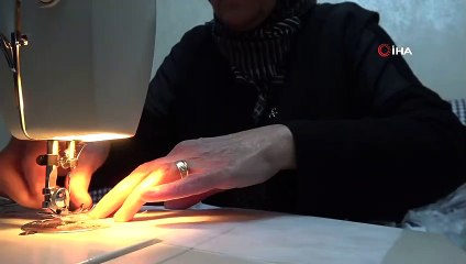 Sağlıkçılar için evinde gönüllü olarak maske dikiyor