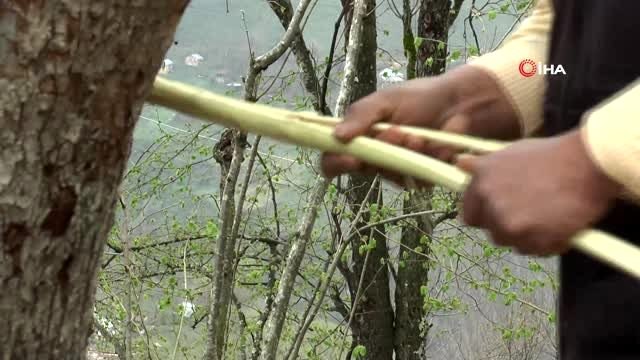 Dede mesleğini gelecek kuşaklara öğreterek yaşatmaya çalışıyor