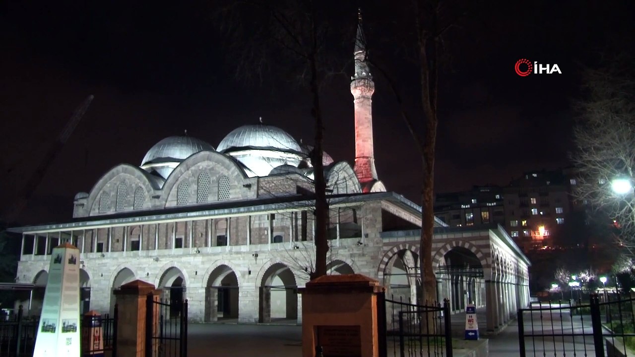 Yatsı Ezanı Sonrası Camilerde Dua Sesleri Yükselmeye Devam Ediyor