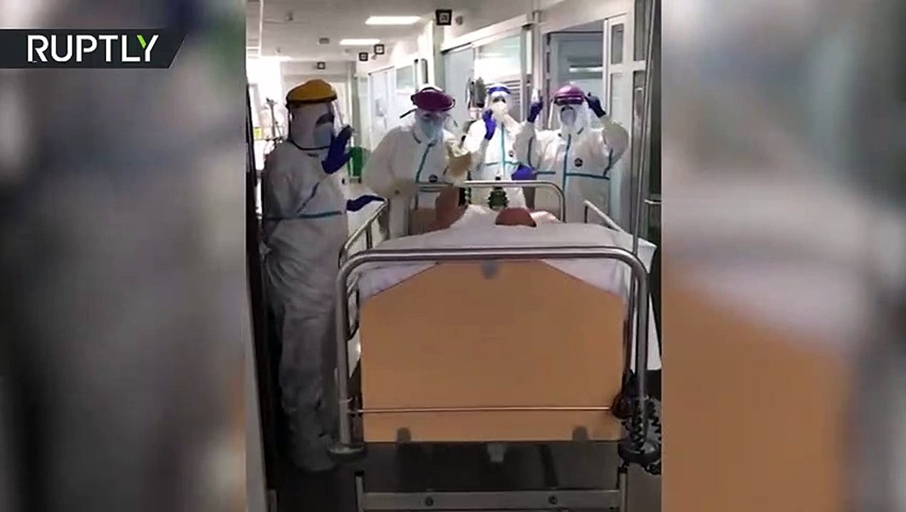 رد فعل الطاقم الطبي على-خروج- مصاب بكورونا من قسم العناية المركزة