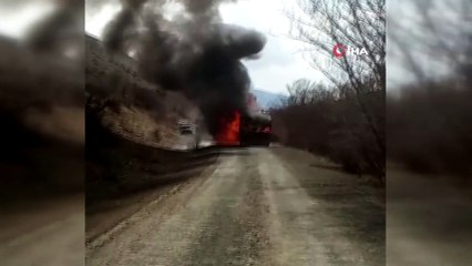 Sondaj makinesi yüklü kamyon alev alev yandı
