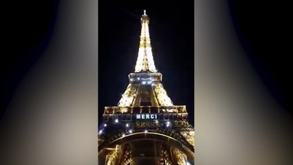 La Torre Eiffel proyecta mensajes de agradecimiento
