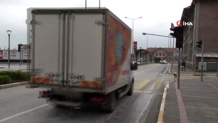 Büyükşehir'den vatandaşlara trafik ışıklarıyla 'Evde kal' uyarısı